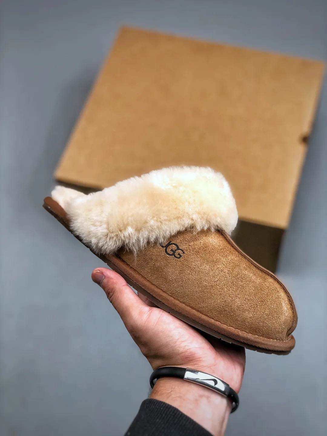 Local pick-up💰480 supports store placement. The top version on the market, UGG Star Slippers, 1cm thin sole, women's snow boots, produced by a major foreign trade factory in Guangzhou. Real sheep fur from toe to insole. Independent outer box packaging. Chip with waterproof technology. Different from any version on the market. Independent original development of outsole. Cashmere insole. Keep warm when going out in winter. It is a very suitable choice for home use. In recent years, UUG has launched a series of styles, which are partly preferred by young consumers. It has also moved to the forefront of fashion trends. Shoe body material: water-repellent coated suede upper, 17mm UGGPURE™ implanted wool insole, lightweight non-slip comfortable rubber outsole, brand LOGO, complete package, size: 35-40